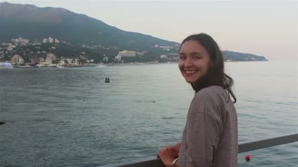 Retrato Una Joven Hermosa Niña Sobre Fondo Mar Azul Montañas — Vídeo de stock