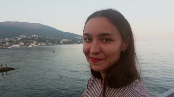 Retrato Una Joven Hermosa Niña Sobre Fondo Mar Azul Montañas — Vídeo de stock