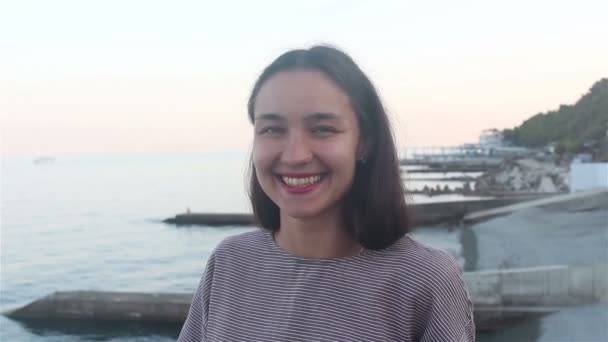 Πορτραίτο Ενός Νεαρού Όμορφου Κοριτσιού Στο Φόντο Της Γαλάζιας Θάλασσας — Αρχείο Βίντεο