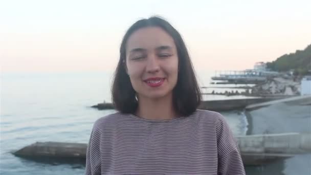 Egy Fiatal Gyönyörű Lány Portréja Kék Tenger Hátterén Közelkép Egy — Stock videók