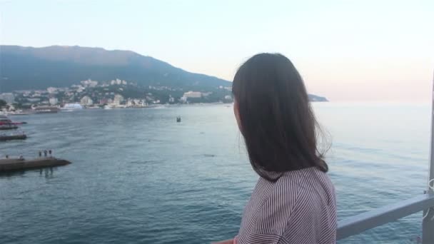 Retrato Uma Jovem Menina Bonita Fundo Mar Azul Montanhas Close — Vídeo de Stock