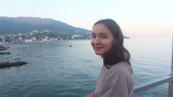 Mavi Deniz Dağların Arka Planında Güzel Bir Kızın Portresi Deniz — Stok video