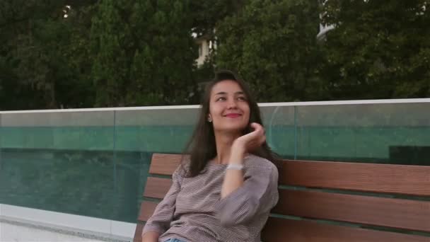Close Portrait Young Attractive Girl Who Resting Bench Park Young — Stock Video