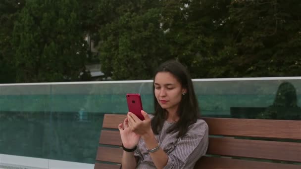 Joven Hermosa Chica Sentada Banco Parque Sonriendo Escribiendo Mensaje Chat — Vídeo de stock