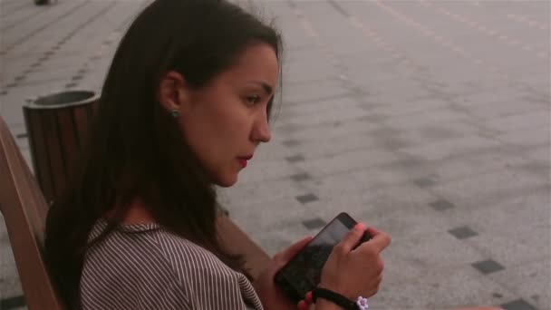 Young Beautiful Girl Sitting Bench Park Smiling Writing Message Internet — Stock Video