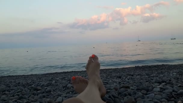 Vista Das Belas Pernas Uma Jovem Descansando Praia Menina Bonita — Vídeo de Stock