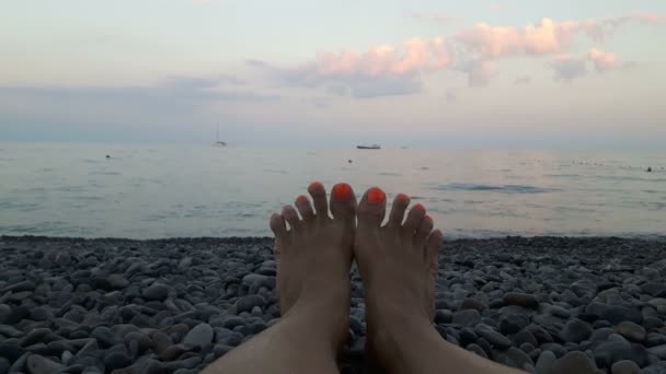 Deniz Kıyısında Dinlenen Genç Bir Kızın Güzel Bacakları Görünüyor Güzel — Stok video