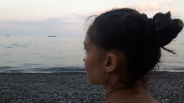 Retrato Cerca Una Chica Atractiva Fondo Del Mar Ella Está — Vídeo de stock