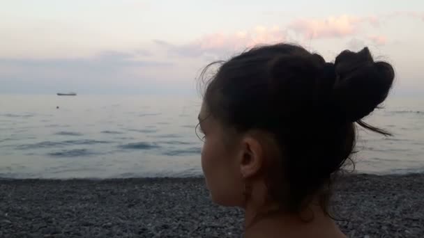 Ritratto Ravvicinato Una Ragazza Attraente Sullo Sfondo Del Mare Sta — Video Stock