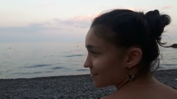 Gros Plan Portrait Une Jolie Fille Sur Fond Mer Elle — Video