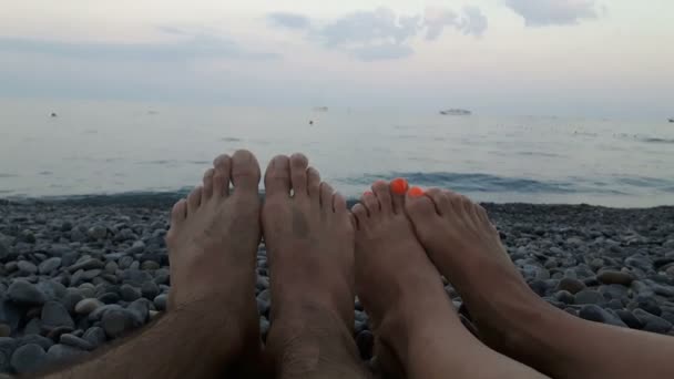 Mavi Denizin Kıyısında Yatan Genç Bir Adamla Bir Kızın Bacaklarına — Stok video