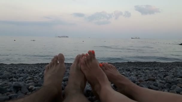 Vista Sobre Pernas Jovem Uma Menina Deitada Costa Mar Azul — Vídeo de Stock