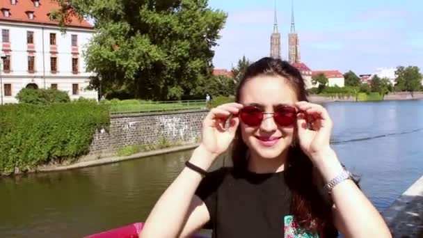 Zamknij Portret Młodej Pięknej Dziewczyny Okularach Przeciwsłonecznych Dziewczyna Zdejmuje Okulary — Wideo stockowe