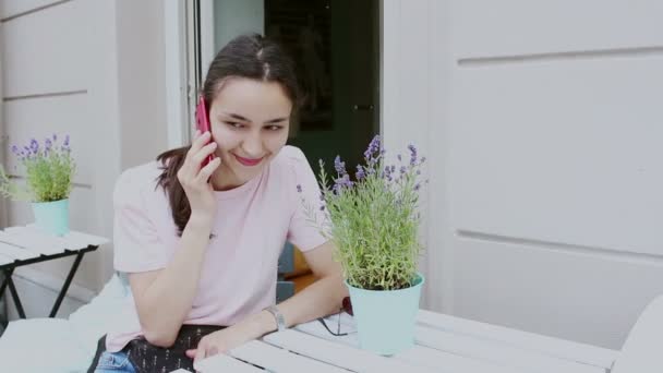 Close Retrato Uma Jovem Ela Está Sentada Uma Mesa Café — Vídeo de Stock