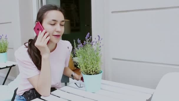 Menina Bonita Sentada Uma Mesa Café Falando Telefone Celular Close — Vídeo de Stock