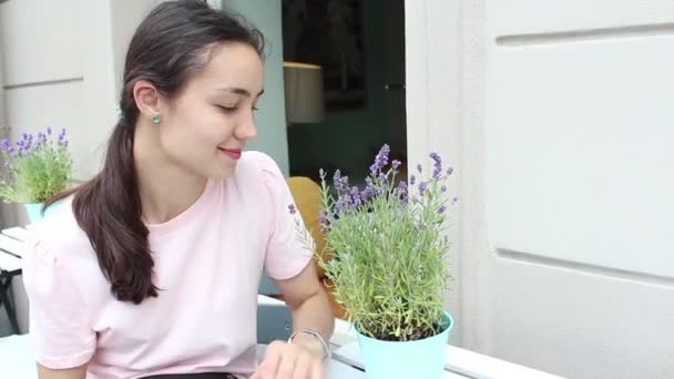 Zavřít Portrét Mladé Dívky Sedí Stolu Kavárně Čichá Levandulové Květiny — Stock video