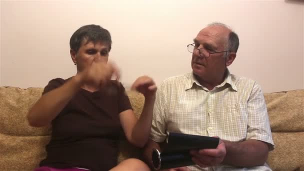 Attraktive Erwachsene Frau Und Erwachsener Mann Probieren Eine Brille Für — Stockvideo