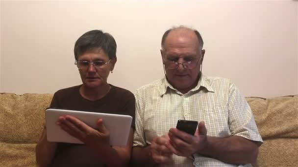Mulher Adulta Atraente Homem Adulto Trabalham Tablet Smartphone Casal Idosos — Vídeo de Stock