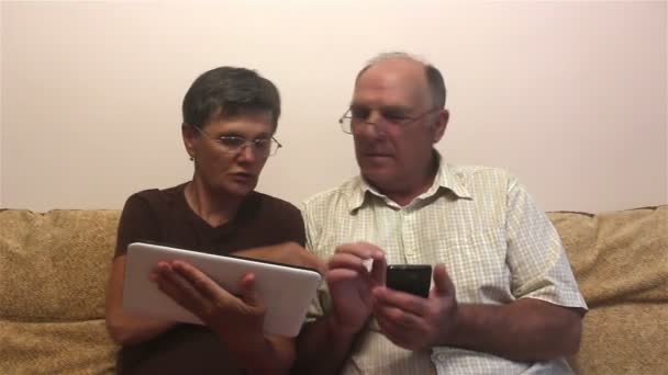 Aantrekkelijke Volwassen Vrouw Volwassen Man Werken Tablet Smartphone Een Ouder — Stockvideo