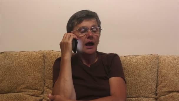 Mujer Adulta Atractiva Hace Una Llamada Telefónica Teléfono Inteligente Sentado — Vídeo de stock