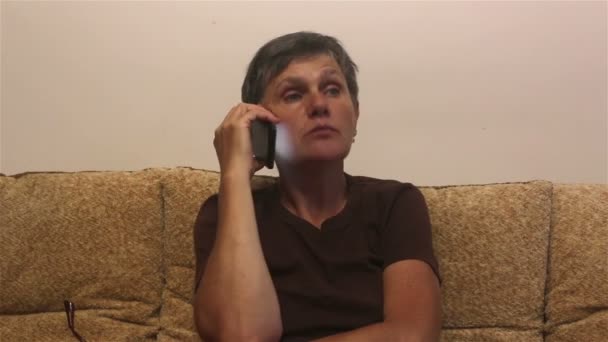 Приваблива Доросла Жінка Телефонує Свій Смартфон Сидячи Дивані Вдома Жінка — стокове відео