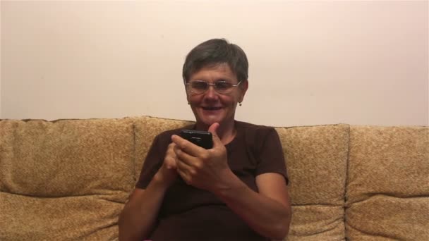 Mulher Adulta Atraente Lendo Feed Notícias Smartphone Enquanto Está Sentado — Vídeo de Stock