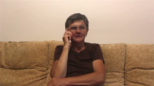 Mulher Adulta Atraente Faz Telefonema Seu Smartphone Sentado Sofá Casa — Vídeo de Stock