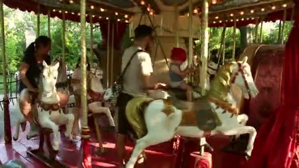 波兰弗罗茨拉夫 2019年6月24日 父母们带着他们的孩子在公园里骑着一个古老的旋转木马 夏天的一天 快乐的孩子和他们的父母骑旋转木马 — 图库视频影像