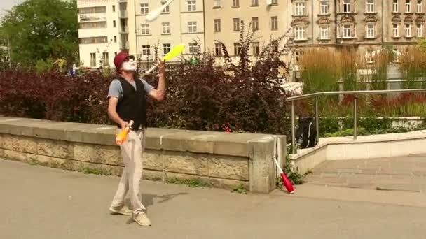 Cracovia Polonia Giugno 2019 Artista Strada Sotto Forma Giocoliere Clown — Video Stock