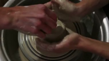 Usta beyaz kil bir ürün yaratıyor. Efendinin elleri çömlekçi çarkı kullanarak kilden bir ürün yontuyor. Çömlekçi çırağına ustalık öğretir..