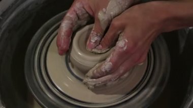 Usta, killeri iş için hazırlar. Efendinin elleri çömlekçi çarkı kullanarak kilden bir ürün yontuyor. Çömlekçi çırağına ustalık öğretiyor. Usta beyaz kilden bir ürün yaratıyor..