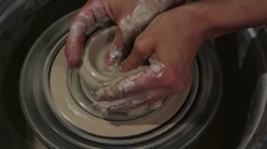 Usta, killeri iş için hazırlar. Efendinin elleri çömlekçi çarkı kullanarak kilden bir ürün yontuyor. Çömlekçi çırağına ustalık öğretiyor. Usta beyaz kilden bir ürün yaratıyor..