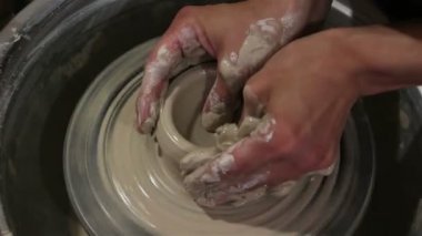 Usta, killeri iş için hazırlar. Efendinin elleri çömlekçi çarkı kullanarak kilden bir ürün yontuyor. Çömlekçi çırağına ustalık öğretiyor. Usta beyaz kilden bir ürün yaratıyor..