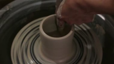 Usta, killeri iş için hazırlar. Efendinin elleri çömlekçi çarkı kullanarak kilden bir ürün yontuyor. Çömlekçi çırağına ustalık öğretiyor. Usta beyaz kilden bir ürün yaratıyor..