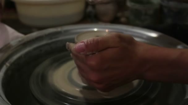 主人创造了一种白土产品 大师的手用陶工的轮作了一个粘土制品的雕塑品 那个陶工教他的徒弟掌握 — 图库视频影像