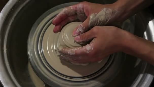 Mistrz Tworzy Biały Produkt Gliniany Ręce Mistrza Bliska Rzeźbią Gliniany — Wideo stockowe