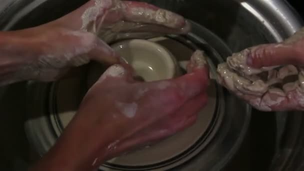 Usta Killeri Için Hazırlar Efendinin Elleri Çömlekçi Çarkı Kullanarak Kilden — Stok video