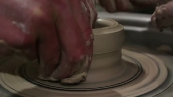 Usta Killeri Için Hazırlar Efendinin Elleri Çömlekçi Çarkı Kullanarak Kilden — Stok video