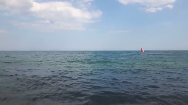 Utsikt Över Det Blå Havet Och Molnen Vågor Havet Mot — Stockvideo