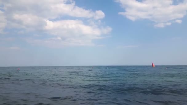蓝色的大海和乌云的景色 在多云的天空背景下在海里摇曳 蓝海上空的白云 — 图库视频影像