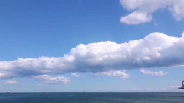 Kilátás Kék Tengerre Felhőkre Hullámok Tengerben Felhős Hátterében Fehér Felhők — Stock videók