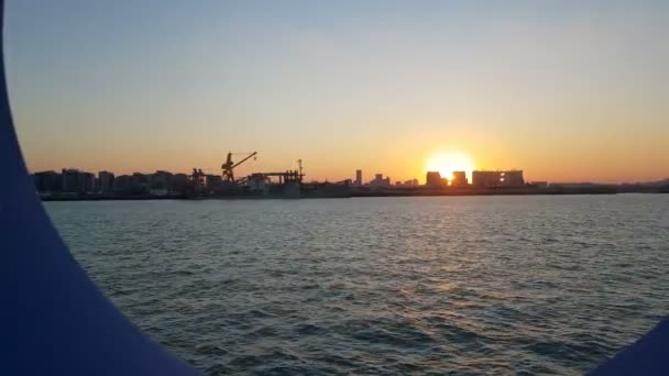 Zonsondergang Oceaan Zeehaven Uitzicht Oceaan Stad Vanuit Cabine Van Een — Stockvideo