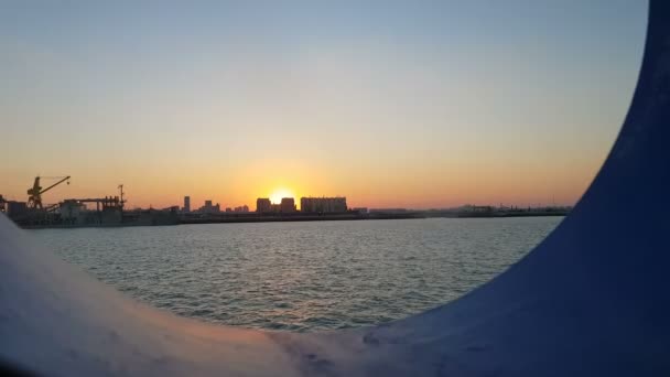 Zonsondergang Oceaan Zeehaven Uitzicht Oceaan Stad Vanuit Cabine Van Een — Stockvideo