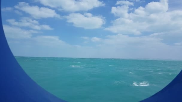 船の入り口から空の海と雲の景色 船の門からは海の波が見える 海の上の天気の良い日に雲と青い空 — ストック動画