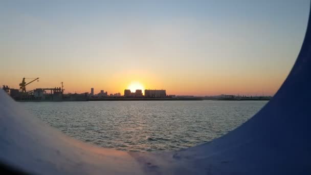 Zonsondergang Oceaan Zeehaven Uitzicht Zonsondergang Oceaan Door Patrijspoort Van Het — Stockvideo