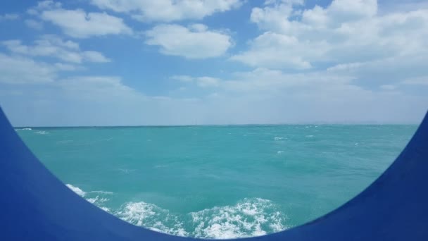 Geminin Lombozundan Okyanus Manzarası Gökyüzündeki Bulutlar Geminin Penceresinden Okyanus Dalgaları — Stok video