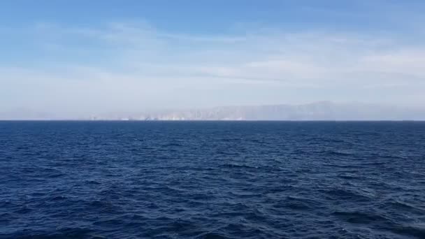 天空中的大海和云彩 蓝蓝的天空 阳光明媚的天气笼罩着大海 地平线上的山脉和海洋 — 图库视频影像