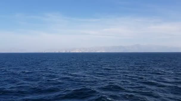 天空中的大海和云彩 蓝蓝的天空 阳光明媚的天气笼罩着大海 地平线上的山脉和海洋 — 图库视频影像