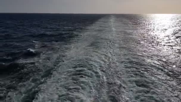 强大的海浪跟在船之后 从船的引擎跟踪 邮轮在蓝色的海洋上航行 船尾后面波浪 船上的波浪向地平线飞去 — 图库视频影像