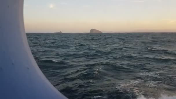 从船的舷窗往外看大海 从船的舷窗可以看到巨大的海浪 海洋中的大石头和山脉 — 图库视频影像